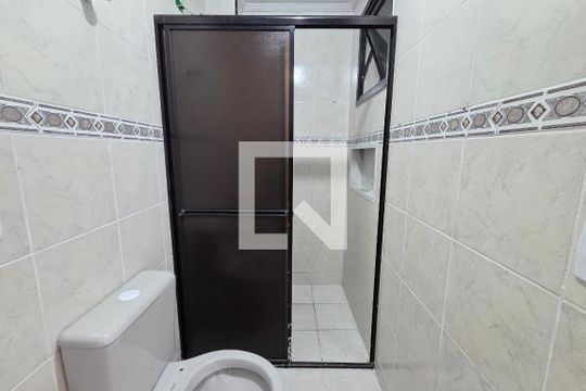 Banheiro de apartamento para alugar com 1 quarto, 75m² em Vila Tupi, Praia Grande