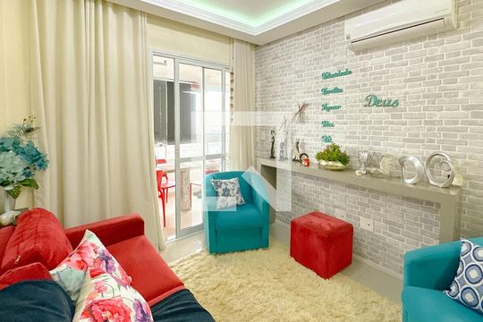 Sala de TV de apartamento para alugar com 3 quartos, 70m² em Areias, São José
