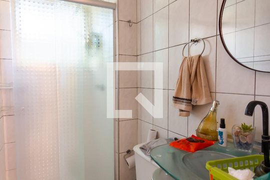 Banheiro de apartamento para alugar com 2 quartos, 45m² em Ayrosa, Osasco