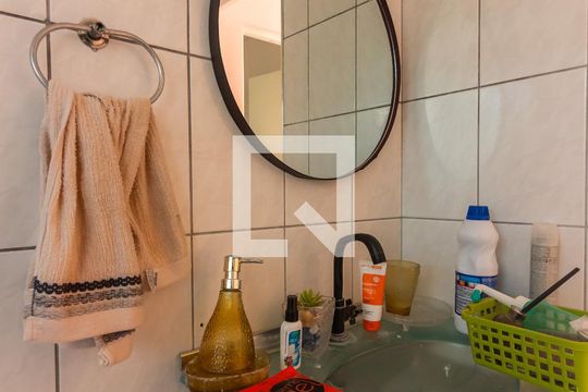 Banheiro de apartamento para alugar com 2 quartos, 45m² em Ayrosa, Osasco