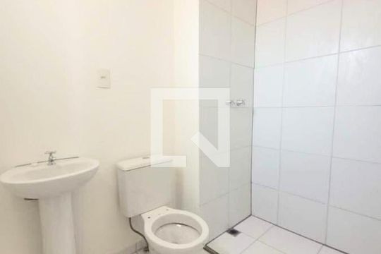 Banheiro de apartamento à venda com 2 quartos, 59m² em Parque Jaçatuba, Santo André