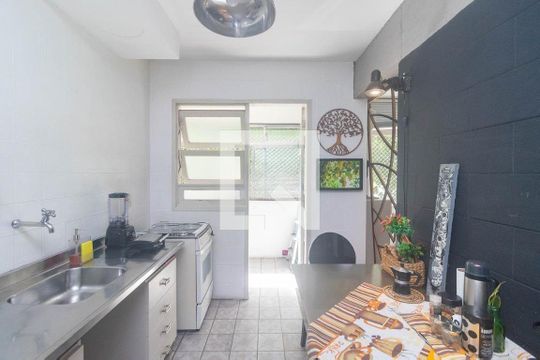 Cozinha de apartamento para alugar com 2 quartos, 75m² em Bom Fim, Porto Alegre