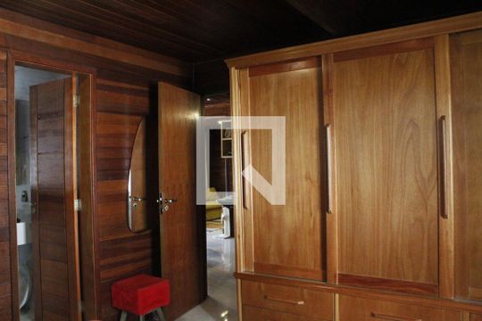 Quarto Suíte de casa de condomínio para alugar com 3 quartos, 400m² em Jacarepaguá, Rio de Janeiro