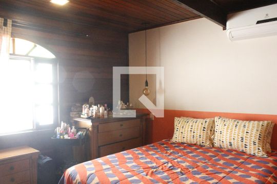 Quarto Suíte de casa de condomínio para alugar com 3 quartos, 400m² em Jacarepaguá, Rio de Janeiro