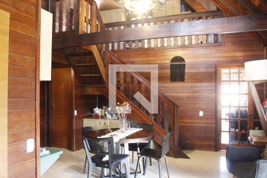 Sala de casa de condomínio para alugar com 3 quartos, 400m² em Jacarepaguá, Rio de Janeiro