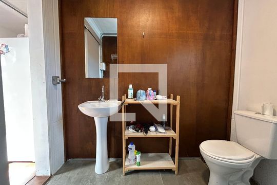 Banheiro e área de Serviço de apartamento para alugar com 1 quarto, 35m² em Lagoa Pequena, Florianópolis