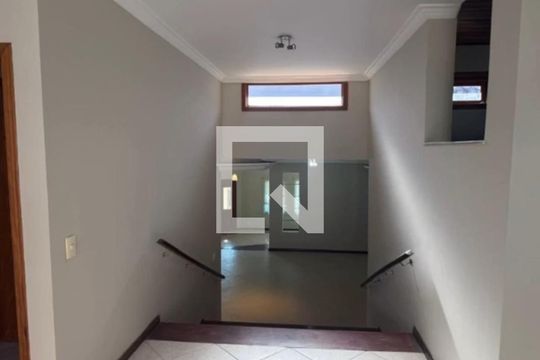 Escadas de casa de condomínio para alugar com 3 quartos, 293m² em Nova Higienópolis, Barueri