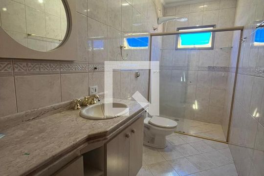Banheiro da suíte de casa de condomínio para alugar com 3 quartos, 293m² em Nova Higienópolis, Barueri