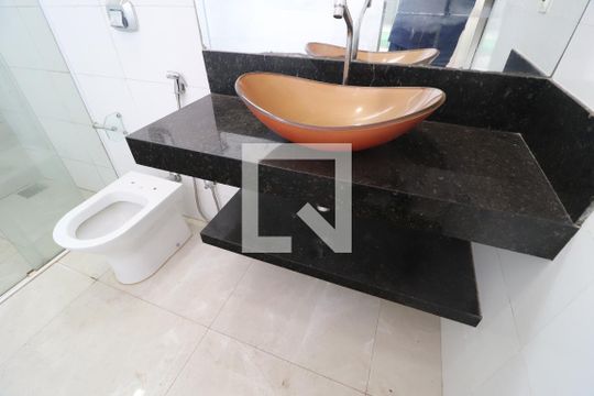 Banheiro do Quarto 1 de casa para alugar com 4 quartos, 360m² em Granada, Uberlândia