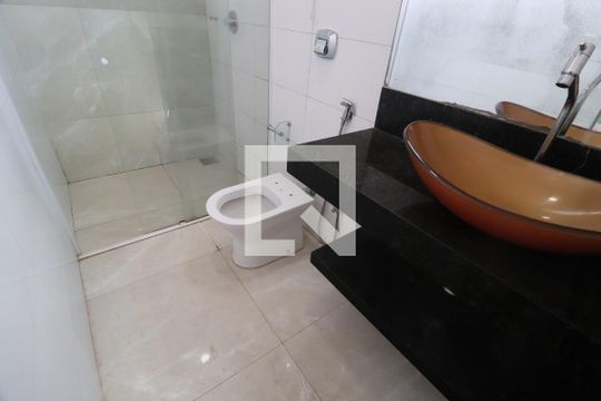 Banheiro do Quarto 1 de casa para alugar com 4 quartos, 360m² em Granada, Uberlândia