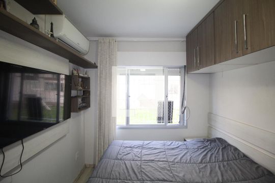 Quarto 1 de apartamento para alugar com 2 quartos, 44m² em Vila Ipiranga, Porto Alegre