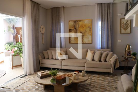 Sala de casa de condomínio à venda com 3 quartos, 320m² em Parque Nova Jandira, Barueri