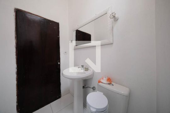 Banheiro de casa para alugar com 1 quarto, 70m² em Jardim Triana, São Paulo