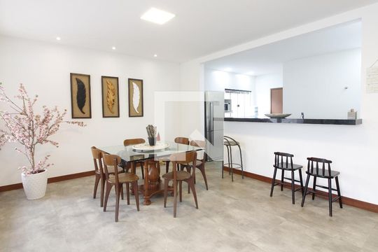 Sala de casa de condomínio para alugar com 4 quartos, 200m² em Bosque do Peró, Cabo Frio
