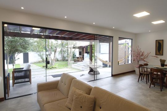 Sala de casa de condomínio para alugar com 4 quartos, 200m² em Bosque do Peró, Cabo Frio