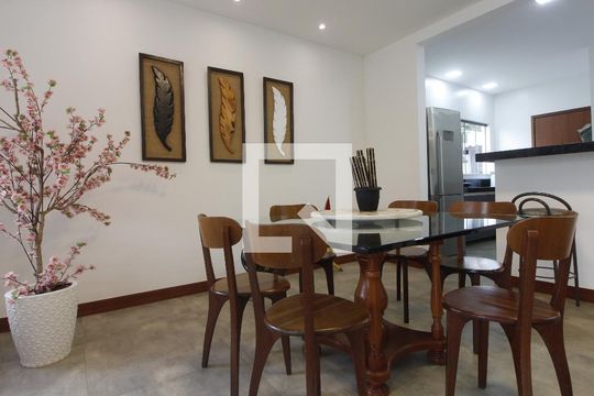 Sala de casa de condomínio para alugar com 4 quartos, 200m² em Bosque do Peró, Cabo Frio