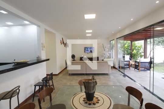 Sala de casa de condomínio para alugar com 4 quartos, 200m² em Bosque do Peró, Cabo Frio