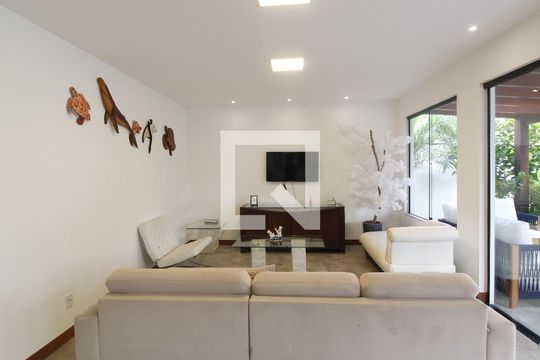 Sala de casa de condomínio para alugar com 4 quartos, 200m² em Bosque do Peró, Cabo Frio