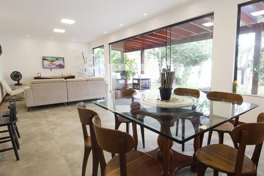 Sala de casa de condomínio para alugar com 4 quartos, 200m² em Bosque do Peró, Cabo Frio