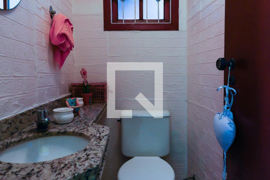 lavabo de casa para alugar com 3 quartos, 167m² em Vila Suzana, São Paulo
