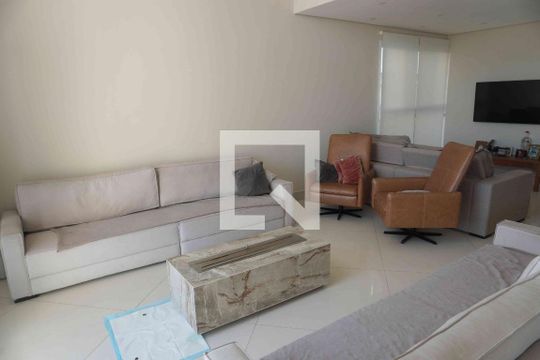 Sala de Estar de casa de condomínio para alugar com 2 quartos, 405m² em Residencial Quatro (alphaville), Santana de Parnaíba