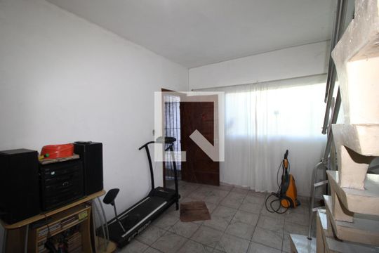 Sala de casa à venda com 3 quartos, 180m² em Vila Carmosina, São Paulo