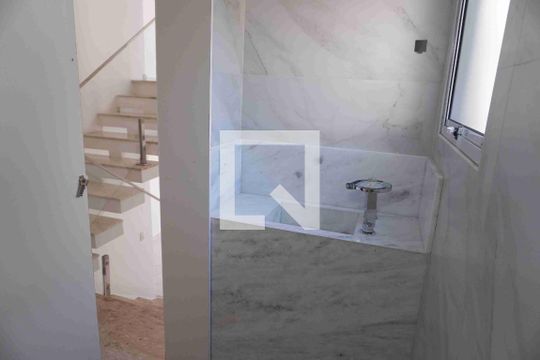 Lavabo de casa de condomínio para alugar com 4 quartos, 370m² em Suru, Barueri