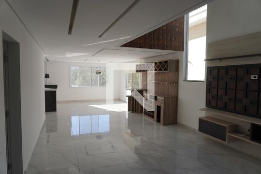 Sala de casa de condomínio para alugar com 4 quartos, 370m² em Suru, Barueri
