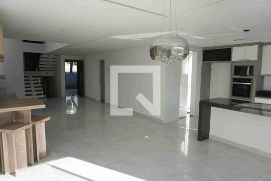 Sala de casa de condomínio para alugar com 4 quartos, 370m² em Suru, Barueri
