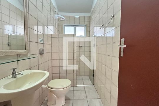 Banheiro  de casa de condomínio para alugar com 1 quarto, 75m² em Barra da Lagoa, Florianópolis