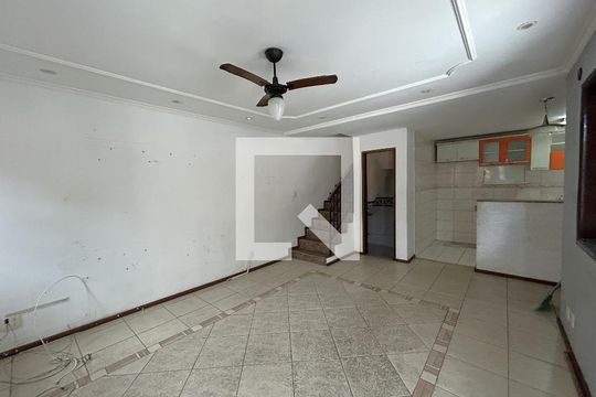 Sala de casa à venda com 3 quartos, 121m² em Vila Valqueire, Rio de Janeiro
