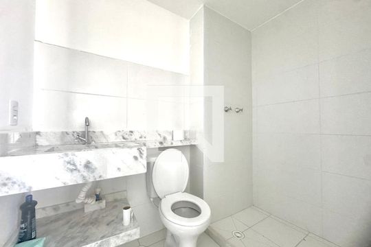 Banheiro de apartamento à venda com 2 quartos, 44m² em Picanço, Guarulhos