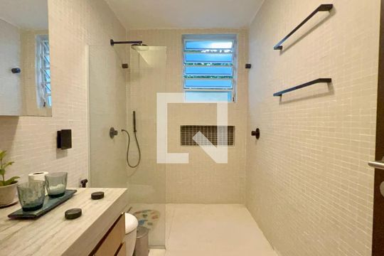 Banheiro de apartamento à venda com 2 quartos, 77m² em Jardim das Bandeiras, São Paulo