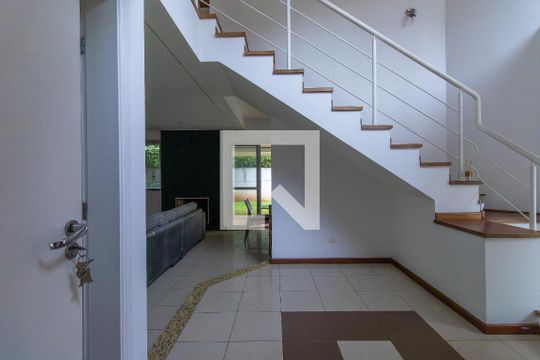 Sala de casa de condomínio para alugar com 4 quartos, 550m² em Vila Hortencia, Cotia
