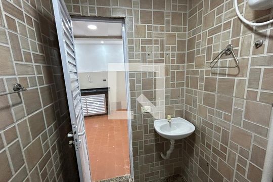 Banheiro de casa para alugar com 1 quarto, 70m² em Olinda, Nilópolis