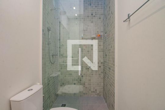 Banheiro da Suíte 1 de casa à venda com 3 quartos, 210m² em Vila Jardim, Porto Alegre