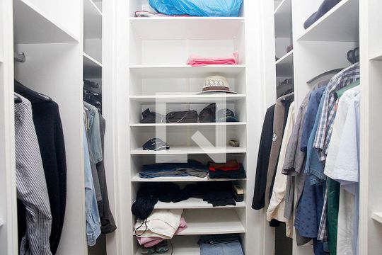 Quarto 1 Suíte - Detalhe Closet de apartamento para alugar com 3 quartos, 130m² em Petrópolis, Porto Alegre