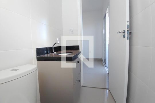 Banheiro de apartamento para alugar com 2 quartos, 57m² em Nova Uberlândia, Uberlândia