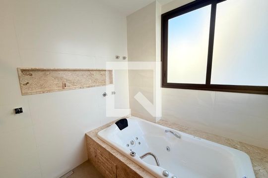 Apartamento para alugar com 4 quartos, 250m² em Centro, Juiz de Fora