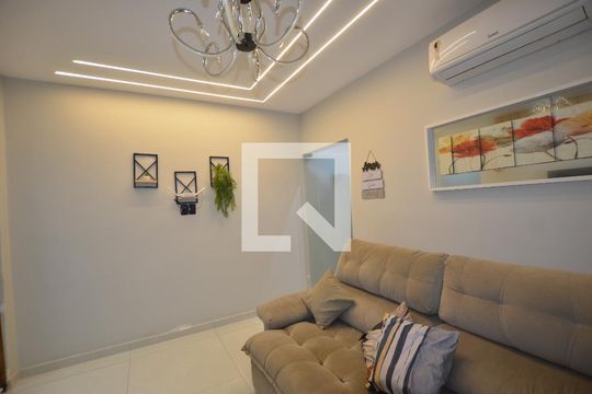 Sala de casa para alugar com 2 quartos, 200m² em Vila Valqueire, Rio de Janeiro