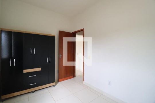 Quarto 1 de apartamento para alugar com 2 quartos, 45m² em Jardim Ipanema, Uberlândia