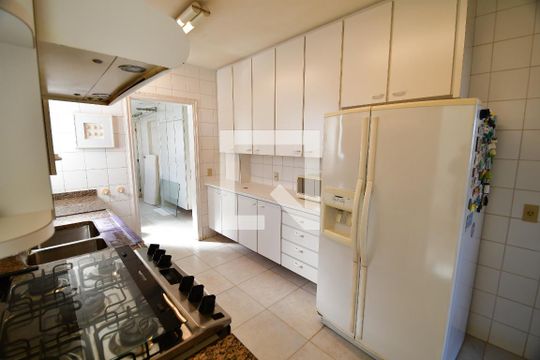 Cozinha de apartamento à venda com 3 quartos, 380m² em Cambuí, Campinas