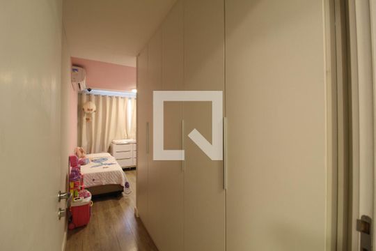 Quarto 1 de apartamento para alugar com 2 quartos, 79m² em Barra Olímpica, Rio de Janeiro