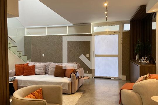 Sala de casa de condomínio à venda com 3 quartos, 190m² em Cidade São Francisco, São Paulo