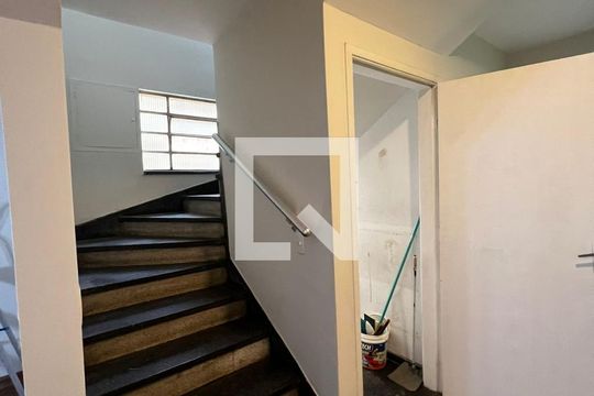 Escada de casa para alugar com 3 quartos, 220m² em Parque da Vila Prudente, São Paulo