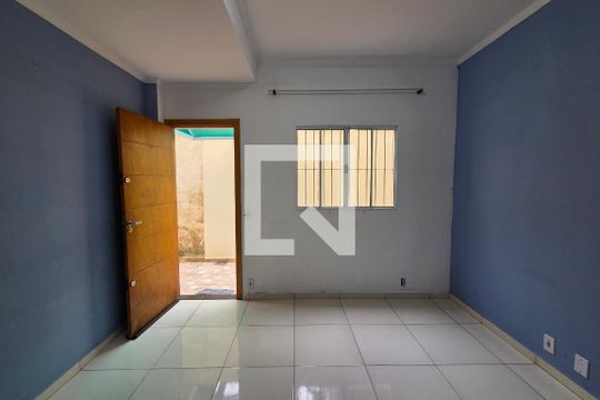 Sala de casa de condomínio para alugar com 2 quartos, 59m² em Vila Antartica, Praia Grande