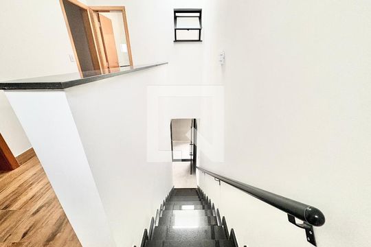 Escada para os Quartos  de casa para alugar com 3 quartos, 102m² em Parque Sao Domingos, São Paulo