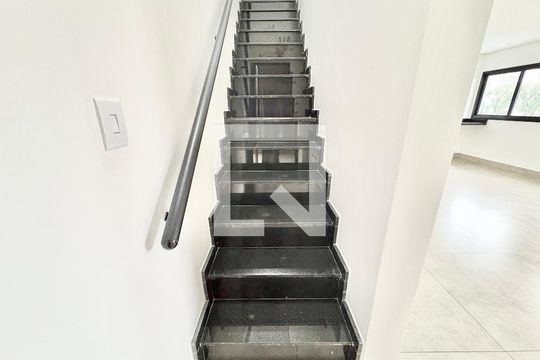 Escada para os Quartos  de casa para alugar com 3 quartos, 102m² em Parque Sao Domingos, São Paulo