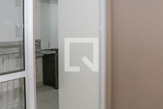 Sala e Sacada de apartamento para alugar com 2 quartos, 34m² em Parque Industrial Tomas Edson, São Paulo