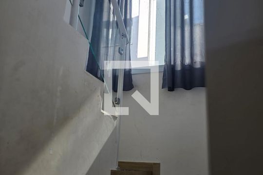 Escada de casa para alugar com 3 quartos, 200m² em Jardim Rodeio, Mogi das Cruzes